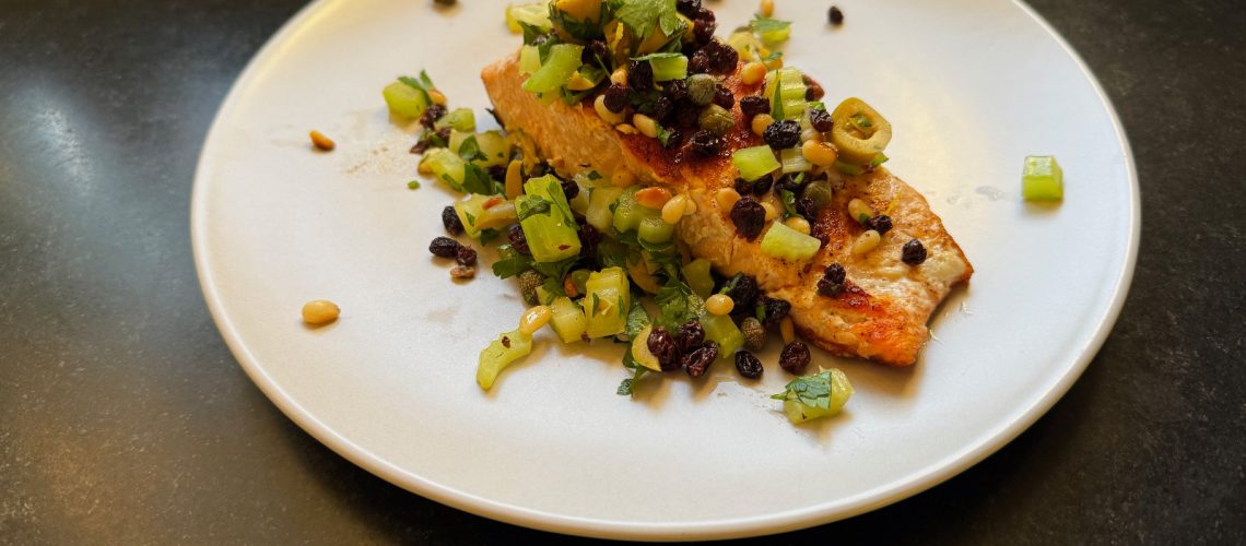 Gebakken zalm met een salsa van krenten, bleekselderij en olijven