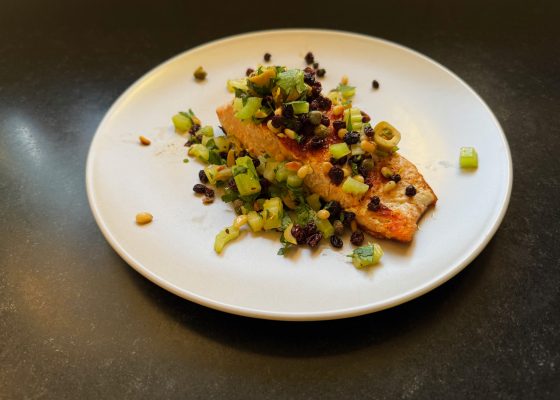 Gebakken zalm met een salsa van krenten, bleekselderij en olijven