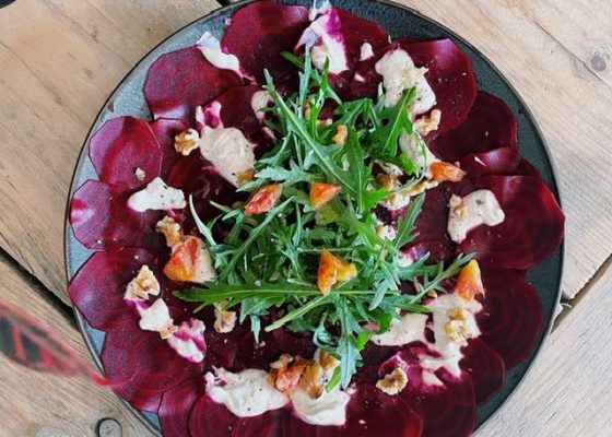 Carpaccio van rode biet met sinaasappeldressing, rucola & geitenkaas