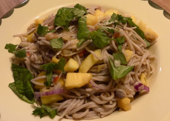 Sobanoedels met mango en aubergine